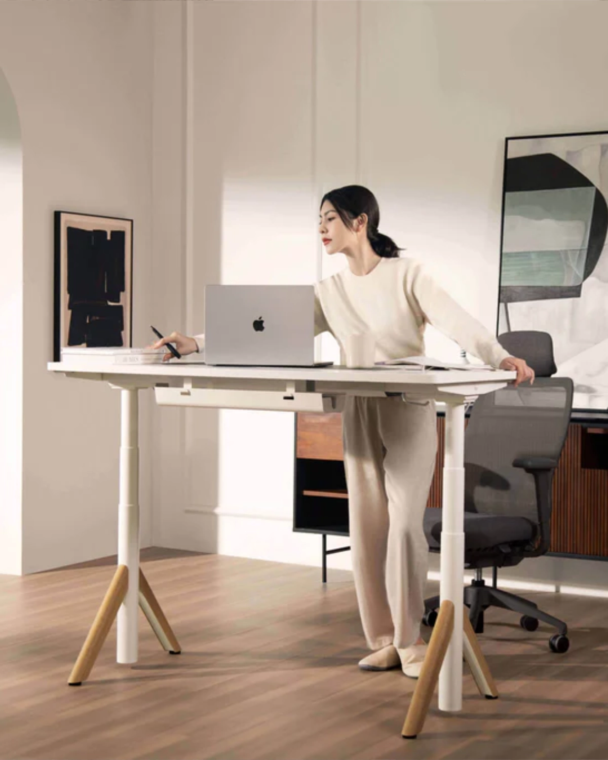 9am HOME premium hardwood standing desk in a modern workspace, featured as a VR Media Editor’s Pick for better focus and workday comfort.